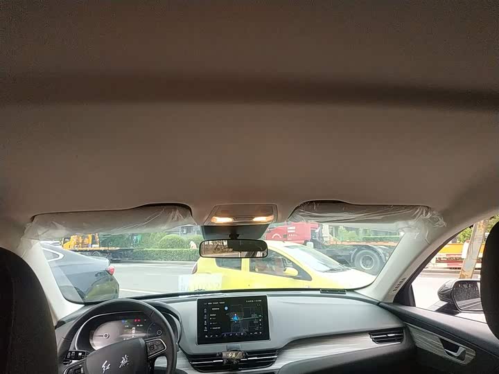 Фото 17 - Hongqi E-QM5