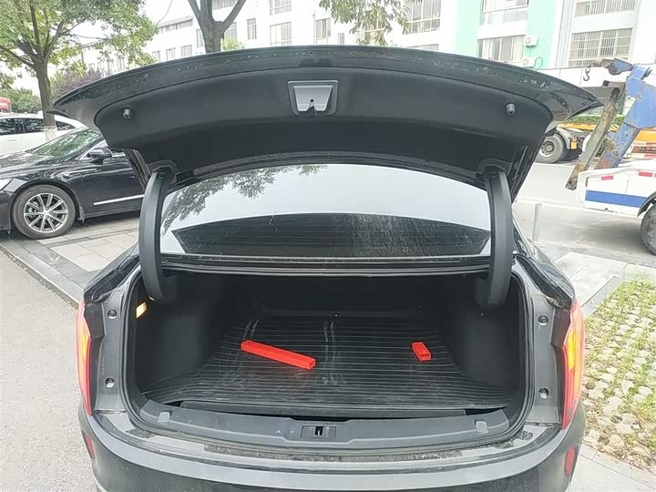 Фото 18 - Hongqi E-QM5