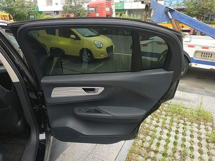 Фото 25 - Hongqi E-QM5