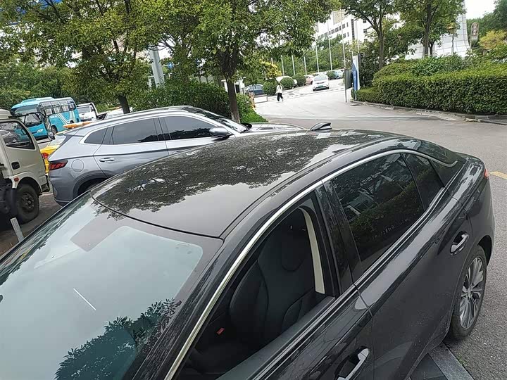 Фото 29 - Hongqi E-QM5