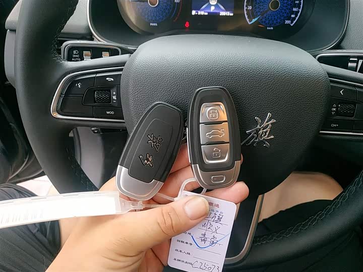 Фото 8 - Hongqi E-QM5