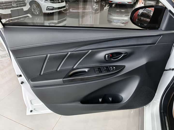 Фото 10 - Toyota Yaris L Hatchback