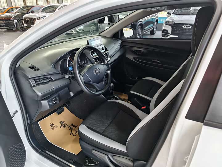 Фото 11 - Toyota Yaris L Hatchback