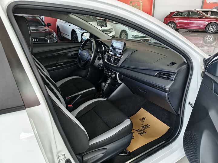 Фото 12 - Toyota Yaris L Hatchback