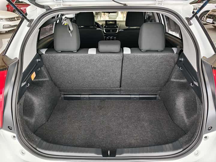 Фото 14 - Toyota Yaris L Hatchback