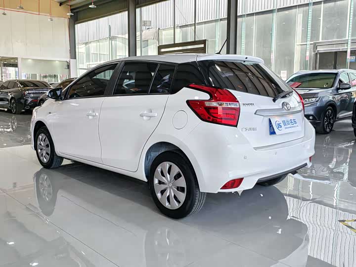 Фото 16 - Toyota Yaris L Hatchback