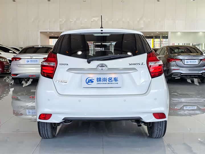 Фото 17 - Toyota Yaris L Hatchback