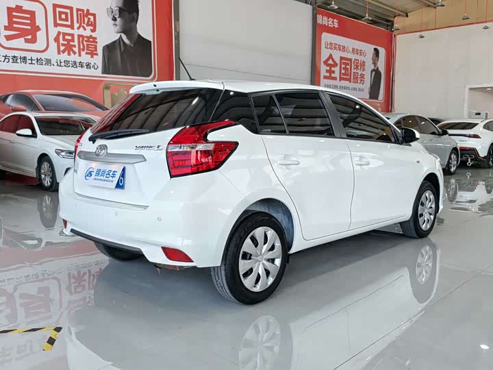 Фото 18 - Toyota Yaris L Hatchback