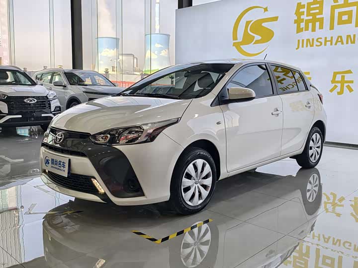 Фото 2 - Toyota Yaris L Hatchback