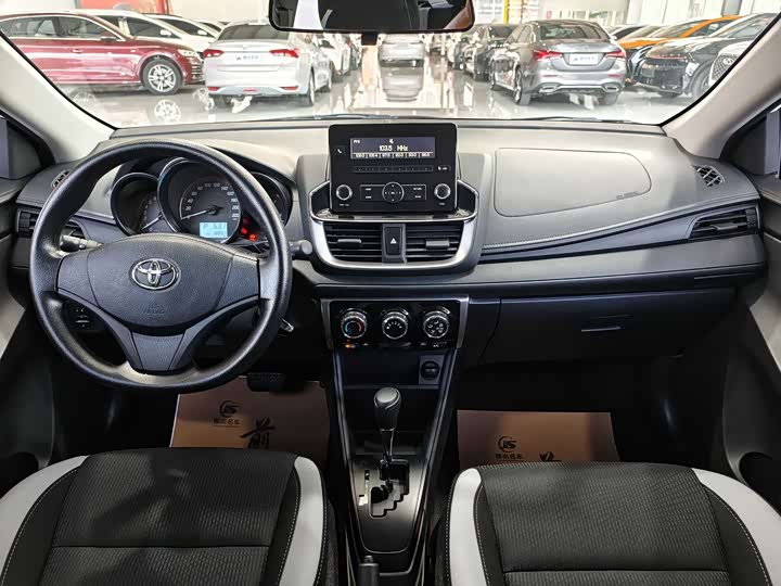 Фото 5 - Toyota Yaris L Hatchback