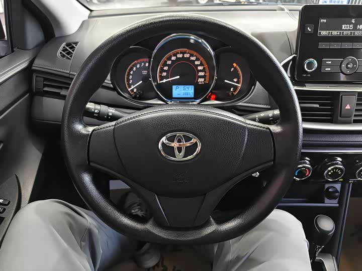Фото 6 - Toyota Yaris L Hatchback