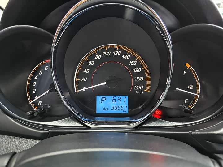 Фото 7 - Toyota Yaris L Hatchback