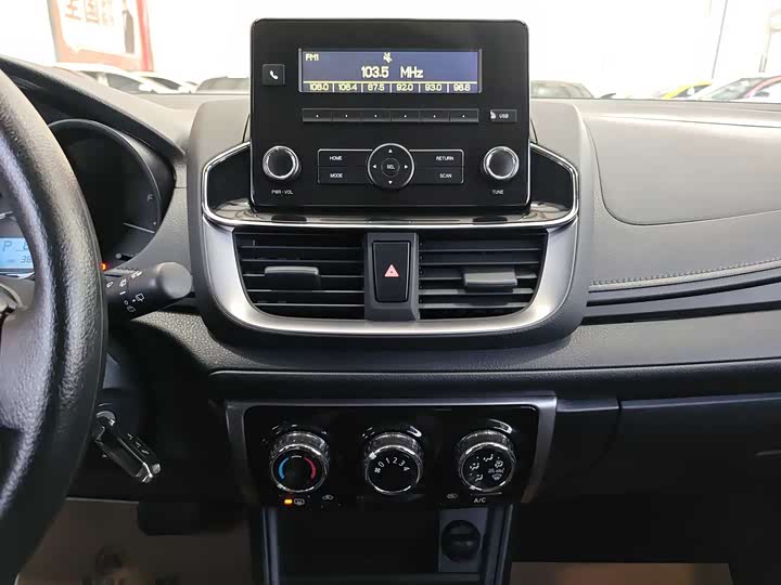 Фото 8 - Toyota Yaris L Hatchback