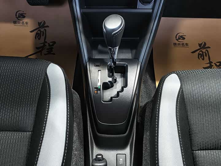 Фото 9 - Toyota Yaris L Hatchback