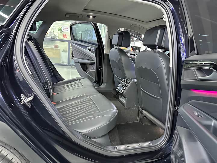 Фото 14 - Volkswagen Passat