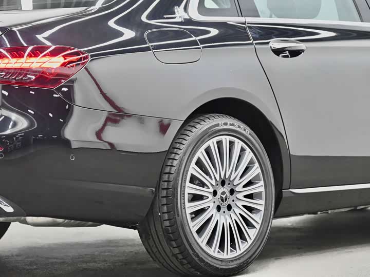 Фото 10 - Mercedes-Benz E-Class