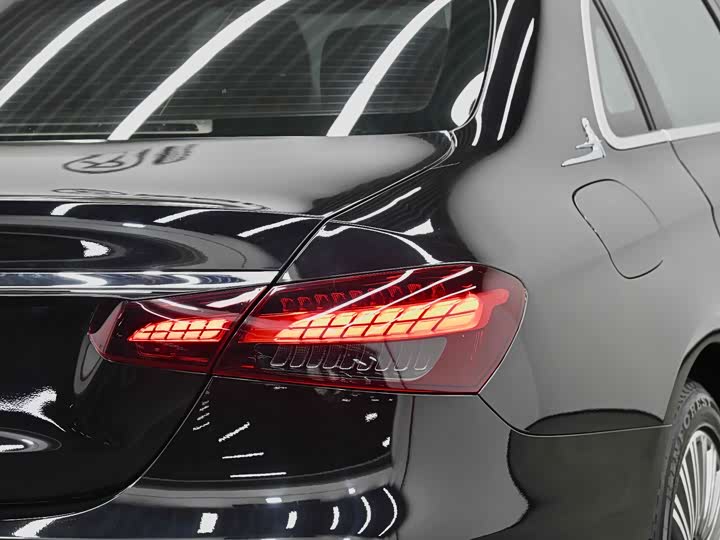 Фото 13 - Mercedes-Benz E-Class