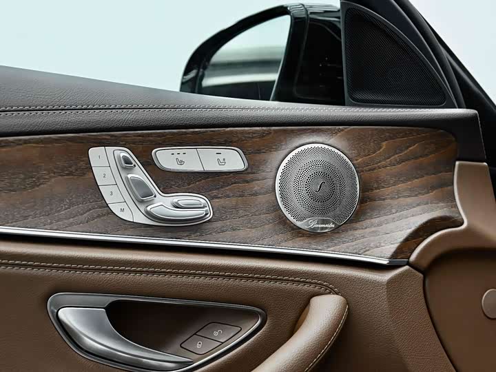 Фото 25 - Mercedes-Benz E-Class