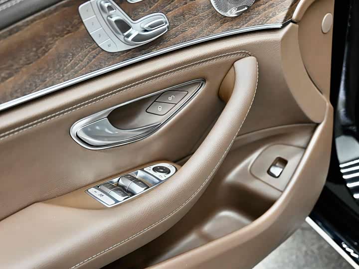 Фото 26 - Mercedes-Benz E-Class