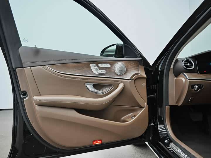 Фото 27 - Mercedes-Benz E-Class