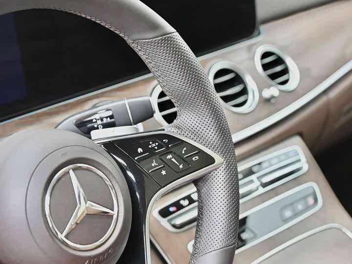 Фото 28 - Mercedes-Benz E-Class