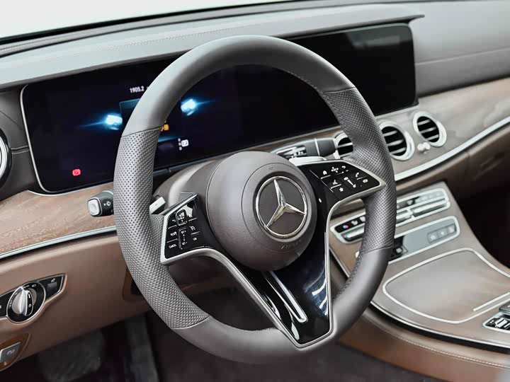 Фото 29 - Mercedes-Benz E-Class