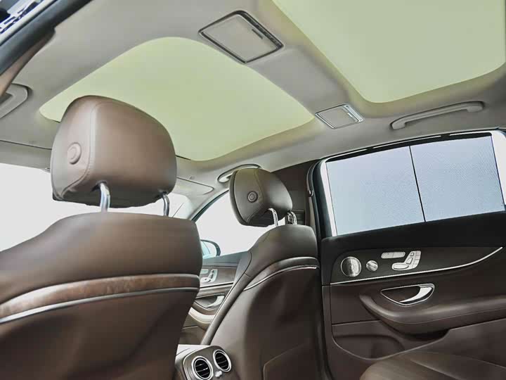 Фото 32 - Mercedes-Benz E-Class