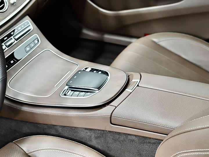 Фото 33 - Mercedes-Benz E-Class