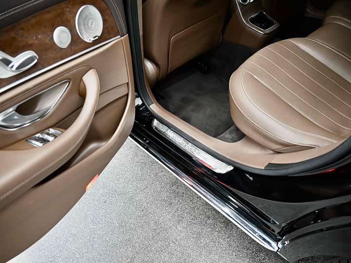 Фото 35 - Mercedes-Benz E-Class