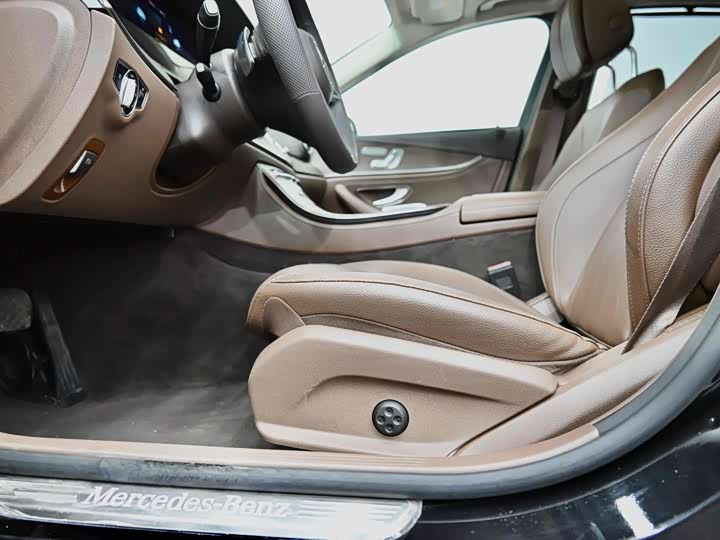 Фото 36 - Mercedes-Benz E-Class