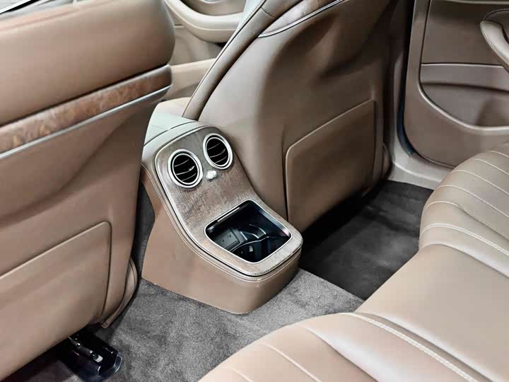 Фото 37 - Mercedes-Benz E-Class