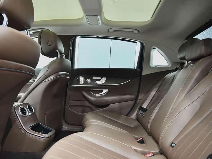 Фото 40 - Mercedes-Benz E-Class