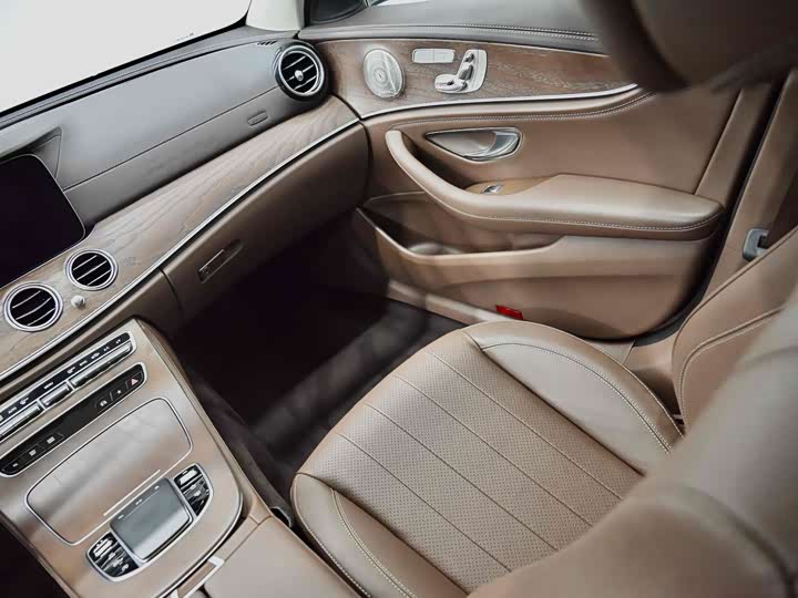 Фото 41 - Mercedes-Benz E-Class