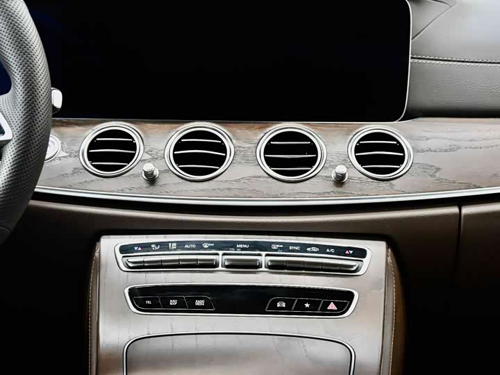 Фото 43 - Mercedes-Benz E-Class