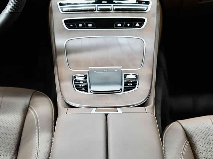 Фото 44 - Mercedes-Benz E-Class