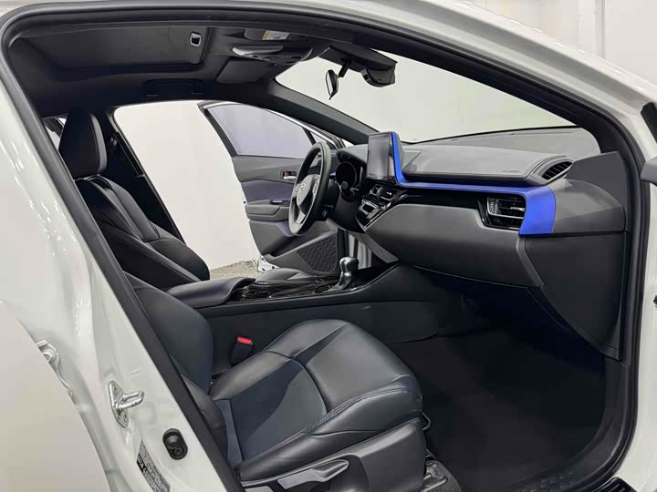 Фото 4 - Toyota C-HR