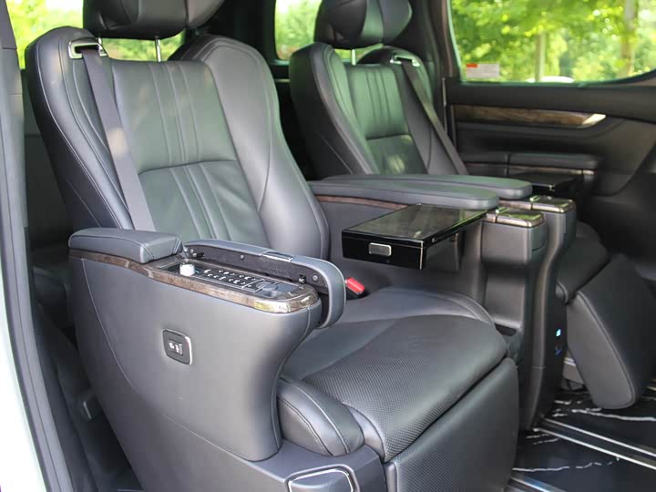 Фото 19 - Toyota Vellfire