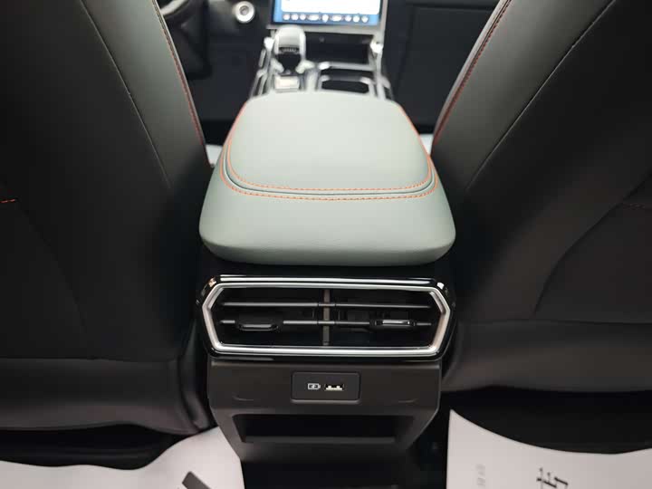 Фото 21 - Geely Atlas