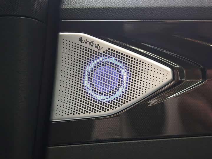Фото 8 - Geely Atlas