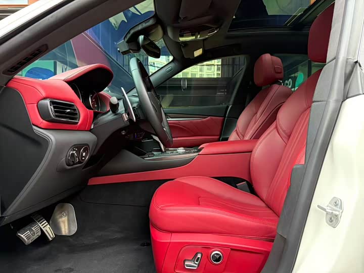 Фото 10 - Maserati Levante