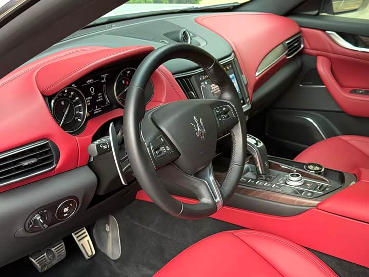 Фото 12 - Maserati Levante