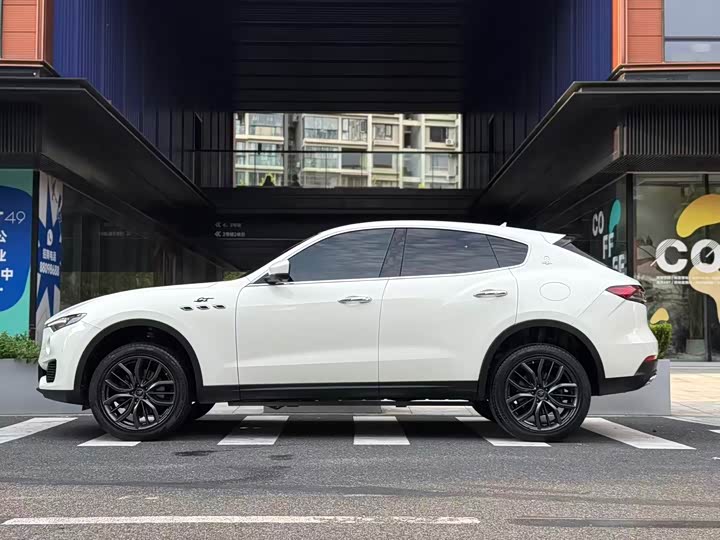 Фото 3 - Maserati Levante