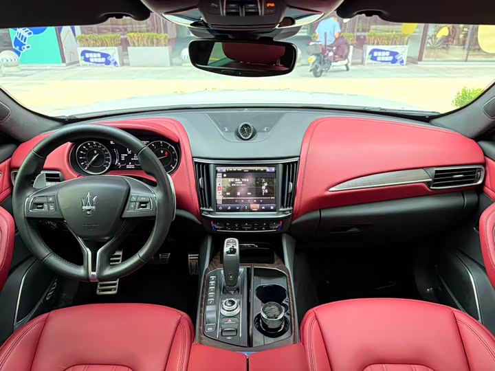 Фото 9 - Maserati Levante