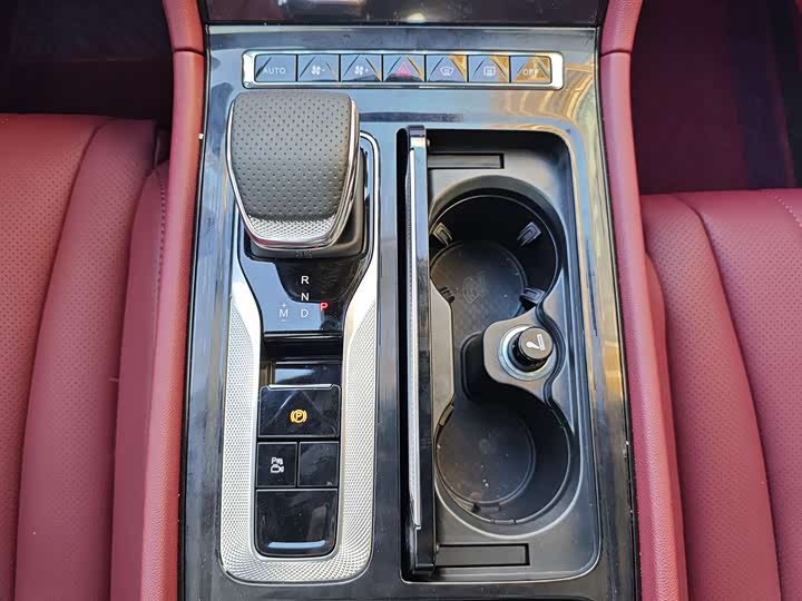 Фото 12 - Hongqi H5