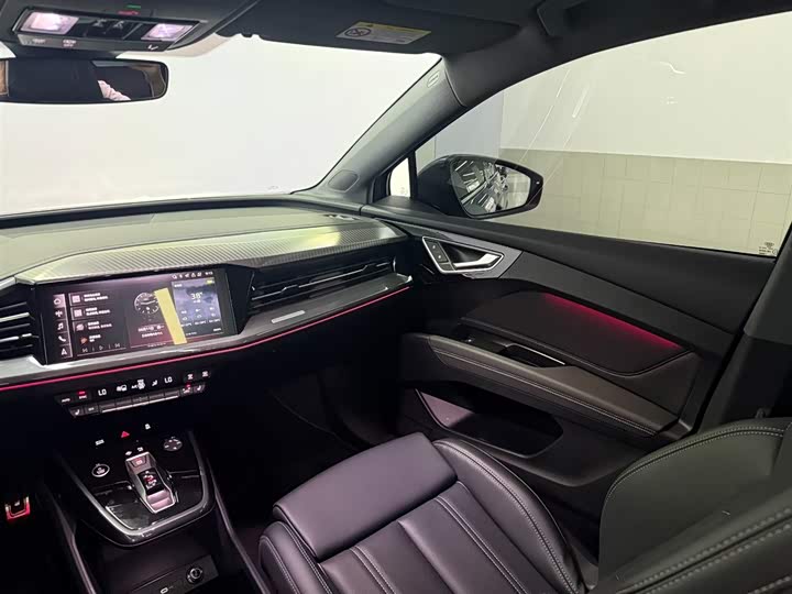 Фото 14 - Audi Q4 e-tron