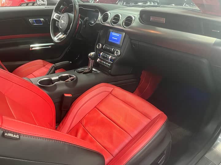 Фото 10 - Ford Mustang