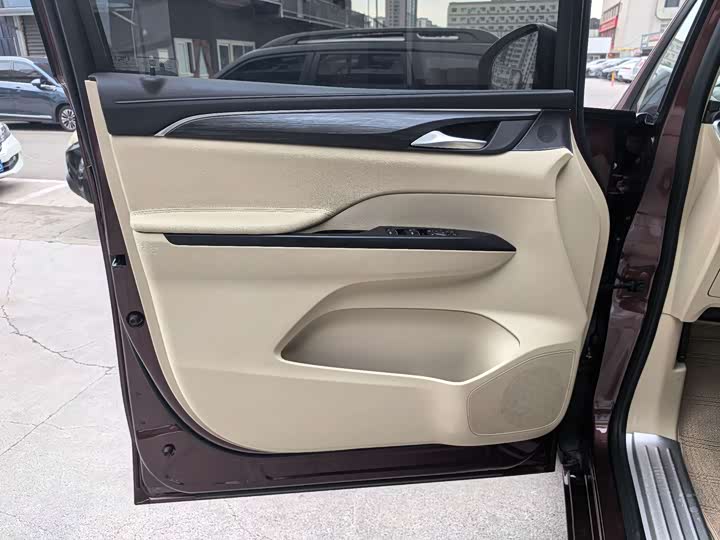 Фото 9 - Buick GL8 ES