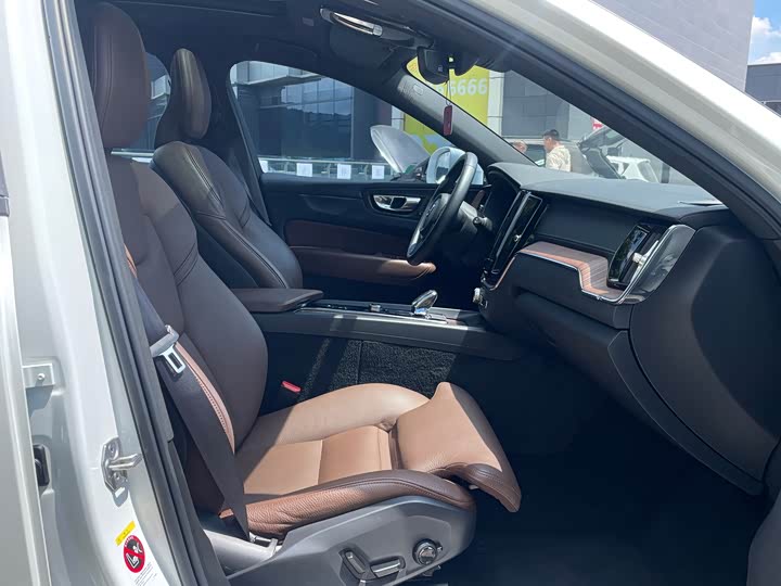 Фото 10 - Volvo XC60