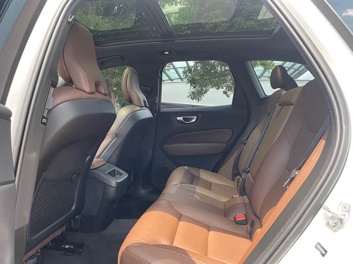 Фото 8 - Volvo XC60