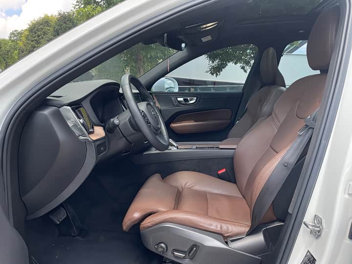 Фото 9 - Volvo XC60